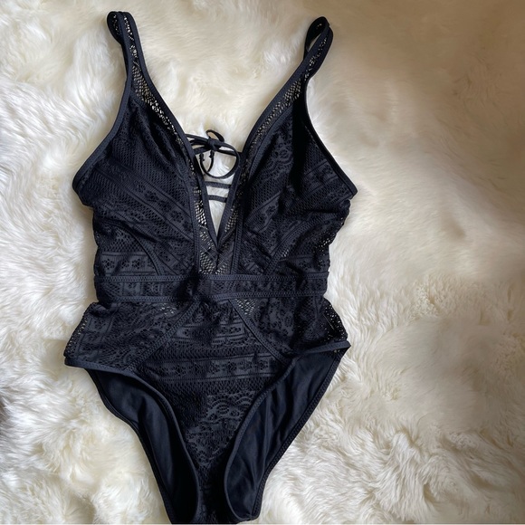 Becca - Black Color Play One-Piece Swimsuit - M - Picture 3 of 13